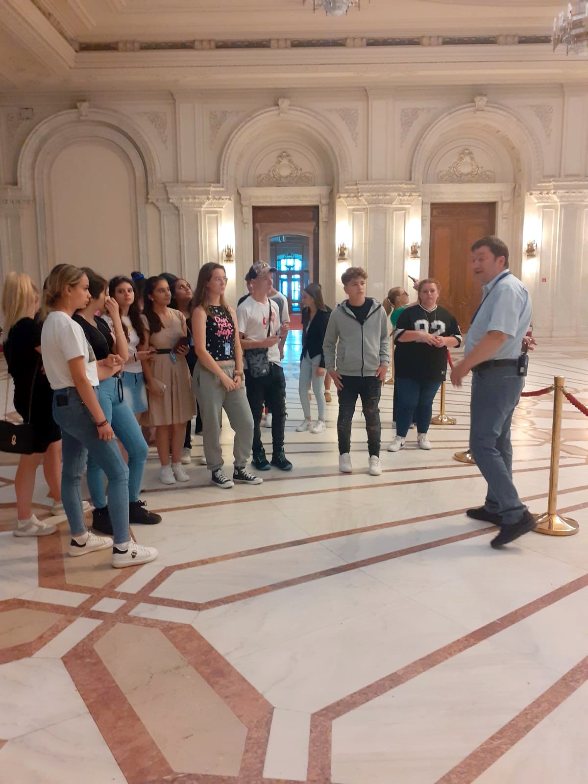 elevii de la un liceu din copsa au participat la proiectul "eu selectez" în parlamentul româniei