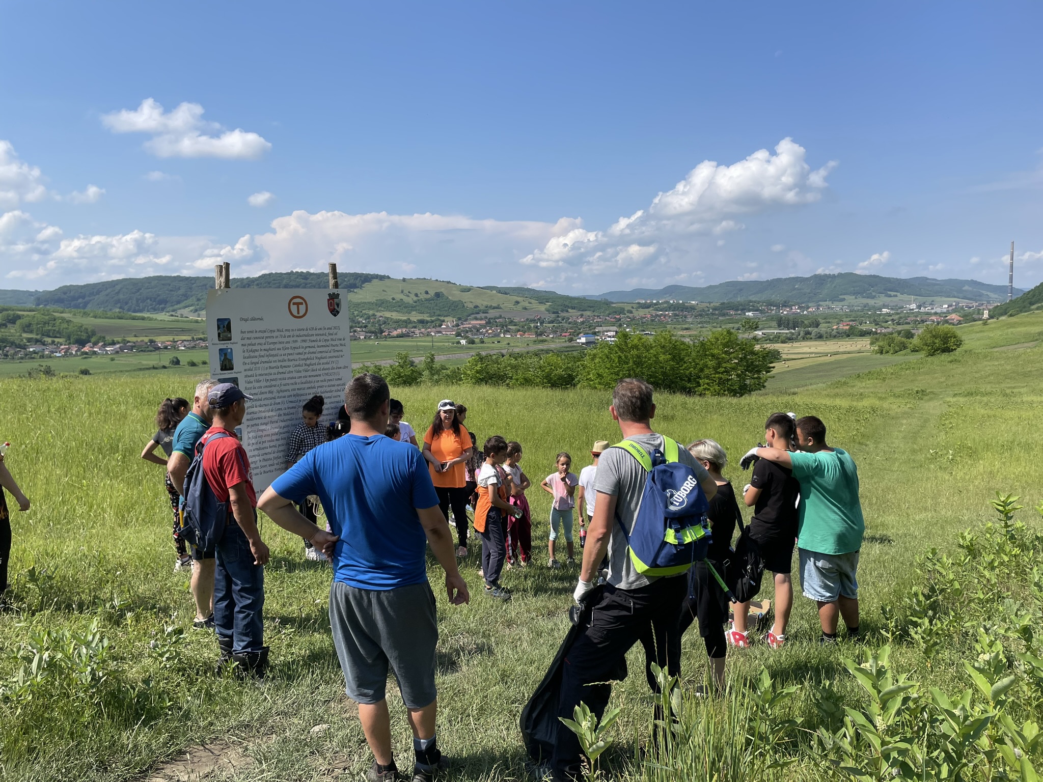 o echipă de voluntari din copșa mică a ecologizat weekend-ul asta via transilvanica