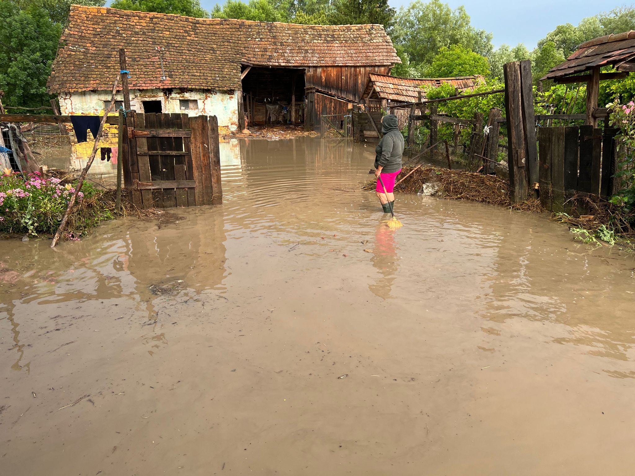 FOTO Vremea rea a făcut ravagii în nordul județului - Trei gospodării din Dumbrăveni au fost inundate 2 foto vremea rea a făcut ravagii în nordul județului - trei gospodării din dumbrăveni au fost inundate
