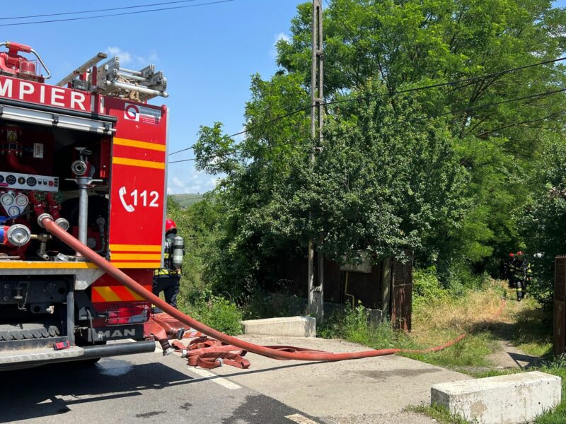 foto incendiu la o casă din slimnic - au intervenit pompierii
