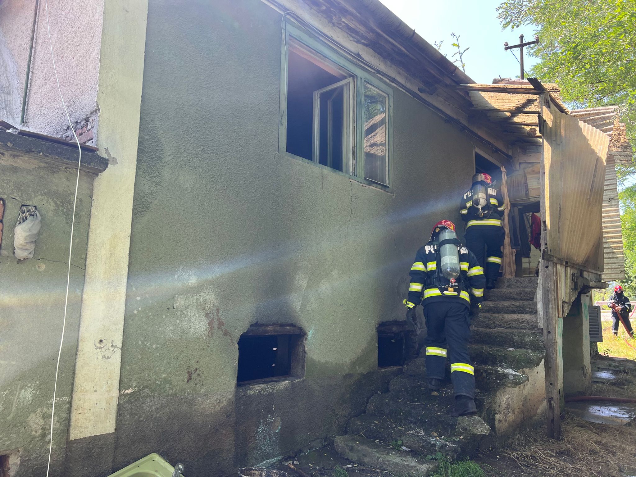 FOTO Incendiu la o casă din Slimnic - Au intervenit pompierii 2 foto incendiu la o casă din slimnic - au intervenit pompierii
