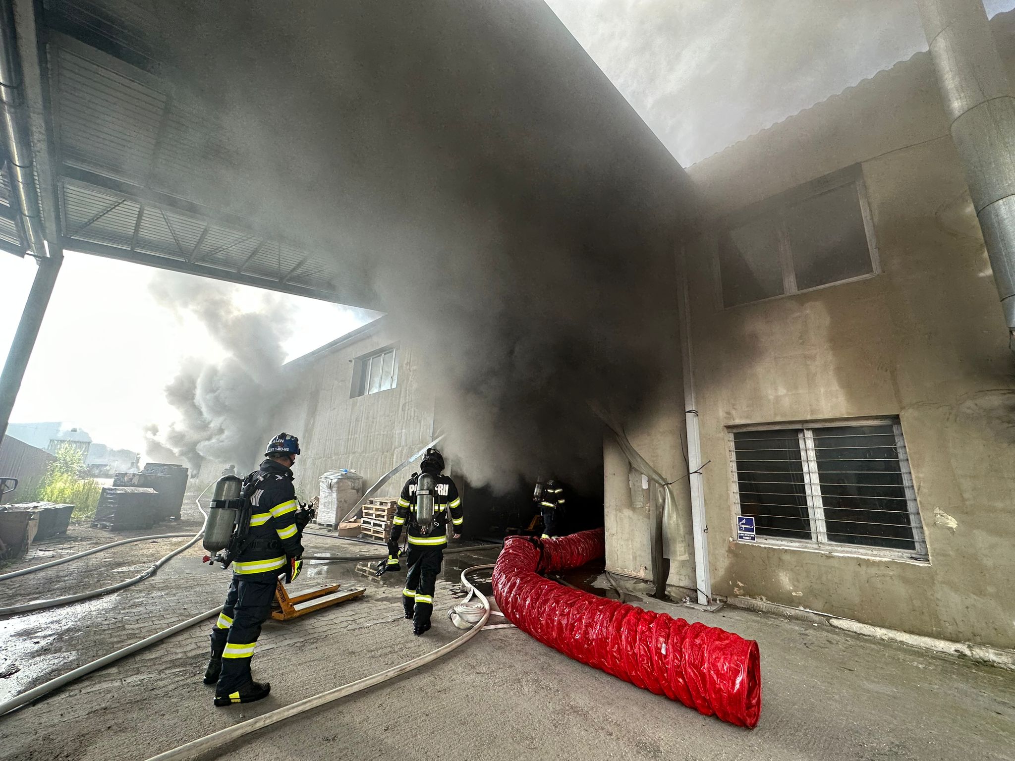 FOTO Un depozit de calculatoare din Ungheni a luat foc - Intervin pompieri și de la ISU Sibiu 2 foto un depozit de calculatoare din ungheni a luat foc - intervin pompieri și de la isu sibiu