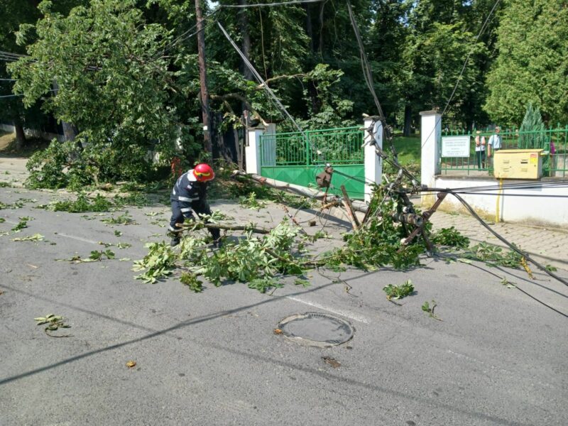 foto stâlp de electricitate rupt pe strada păcii - au intervenit cei de la electrica