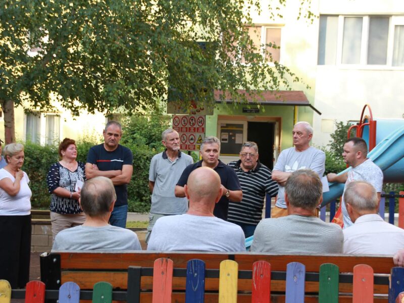 primarul din mediaș, în dialog cu cetățenii din cartierul după-zid: ”aceste întâlniri sunt extrem de utile” (foto)