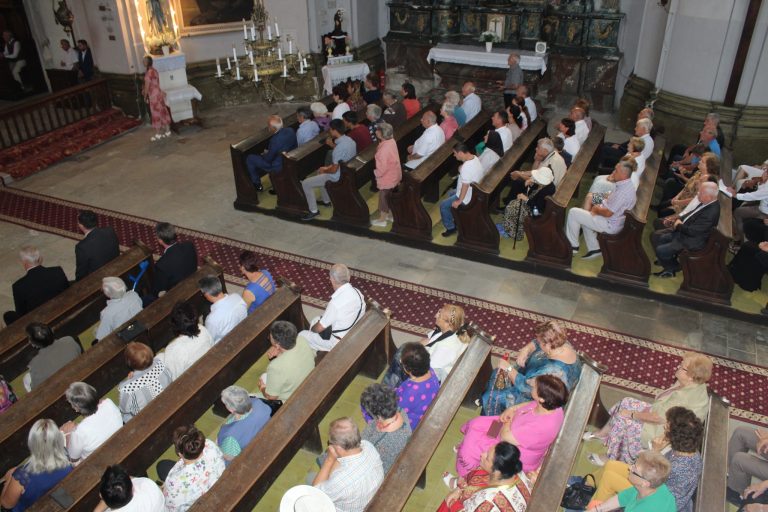 zeci de armeni prezenți la hramul bisericii ”sfânta elisabeta” din dumbrăveni (foto)