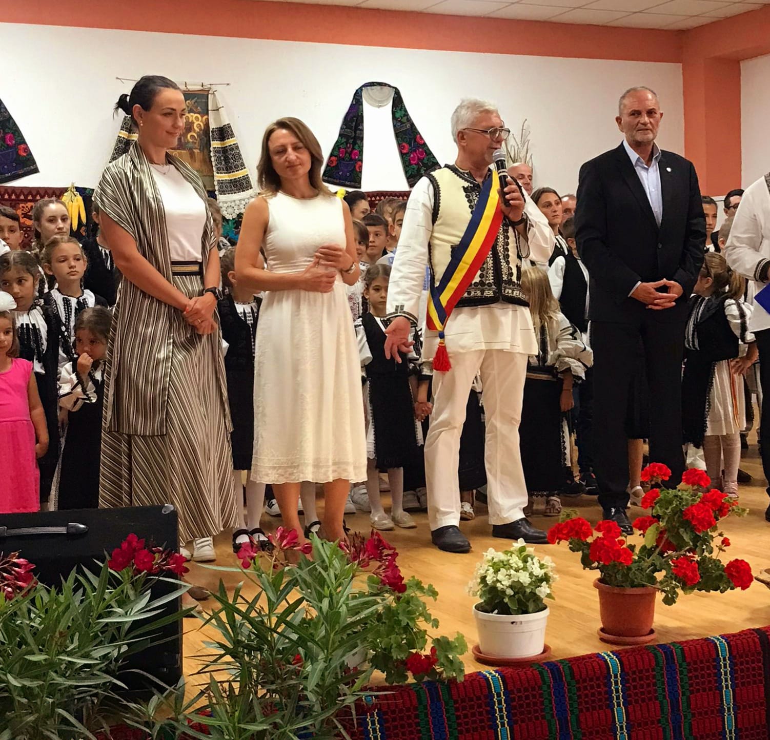 Deputatul Christine Thellmann la Arpașu de Sus de Sfânta Maria: ”Oamenii sunt un model de a trăi frumos” 2 deputatul christine thellmann la arpașu de sus de sfânta maria: ”oamenii sunt un model de a trăi frumos”