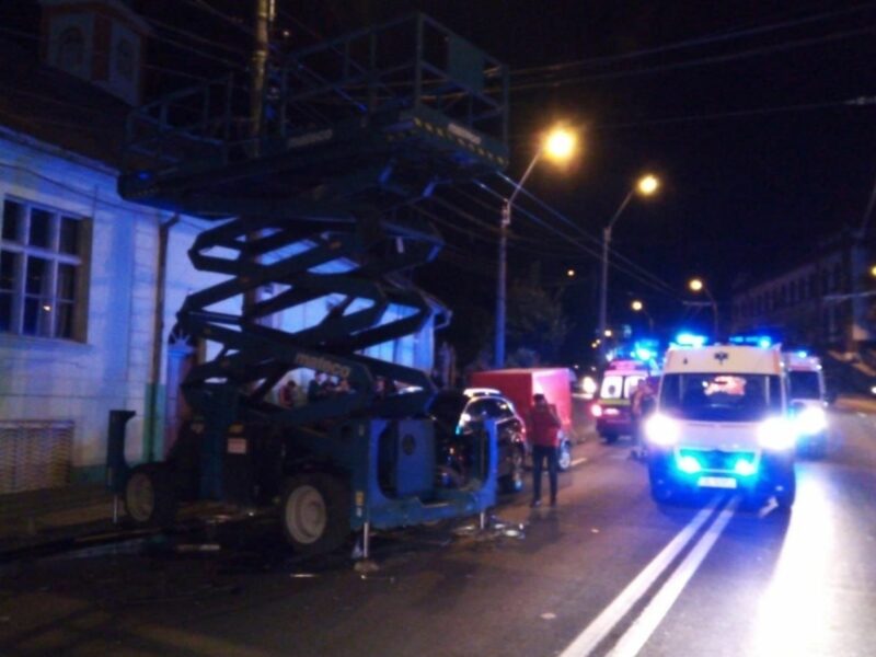 accident cu patru victime pe strada unirii. o mașina a lovit o nacela cu macara (foto)