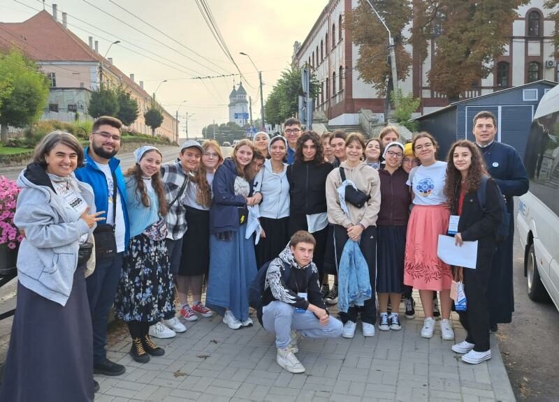 tinerii ortodocși din arhiepiscopia sibiului s-au reunit la mediaș într-o atmosferă de bucurie și unitate (foto)