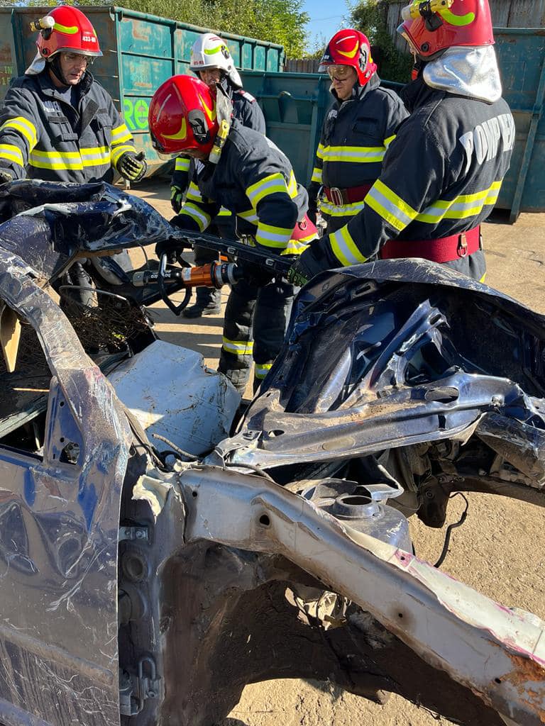 Pompierii din Mediaș își îmbunătățesc abilitățile de descarcerare (foto) 3 pompierii din mediaș își îmbunătățesc abilitățile de descarcerare (foto)