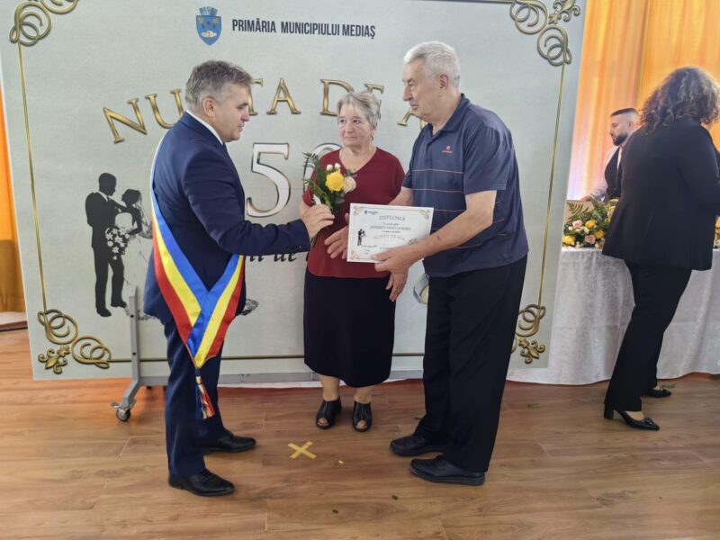 primarul mediașului, gheorghe roman, a felicitat cuplurile care au împlinit 50 de ani de căsătorie (video)