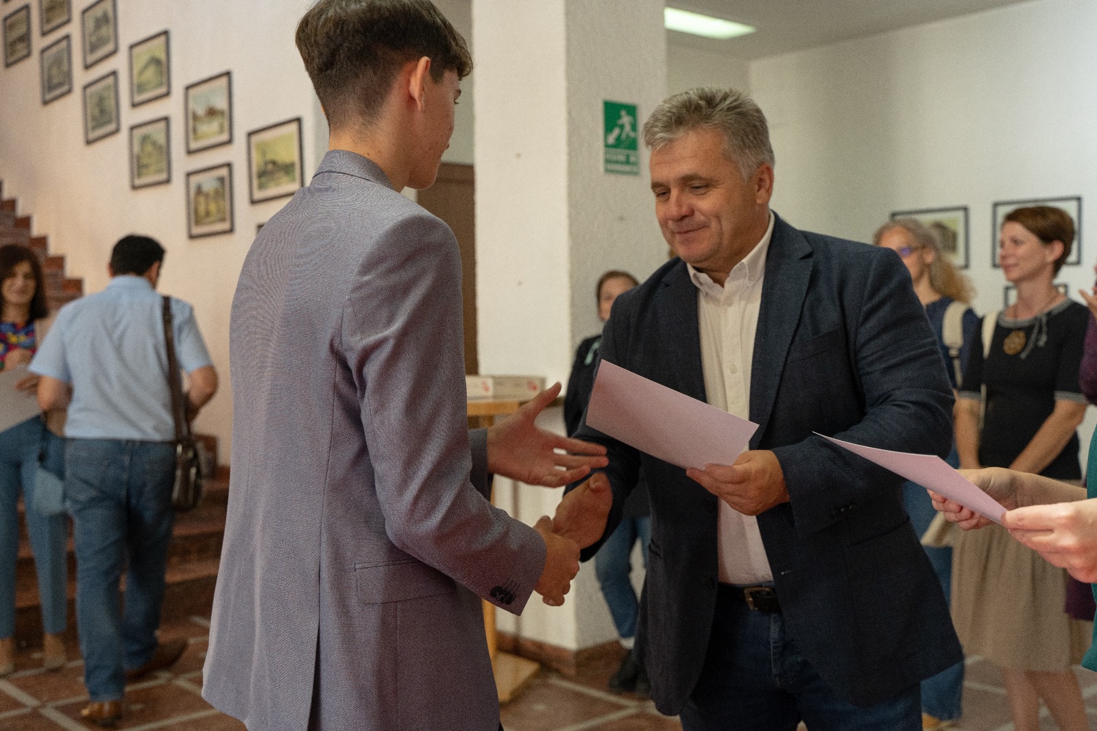 elevii medieșeni premiați pentru rezultate deosebite la examenele naționale (foto, video)