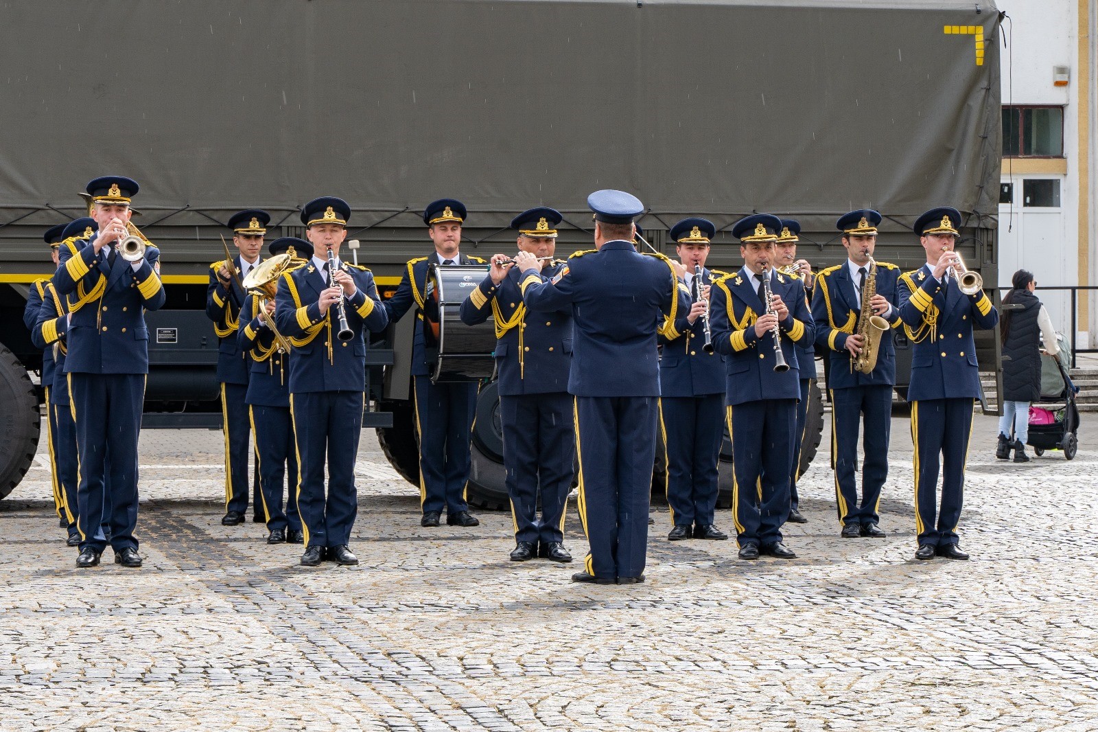 ziua armatei, în centrul mediașului. copiii, cei mai încântați de tehnica militară (foto)
