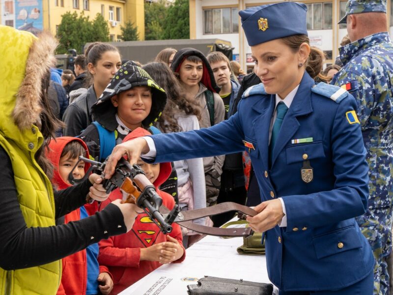 ziua armatei, în centrul mediașului. copiii, cei mai încântați de tehnica militară (foto)
