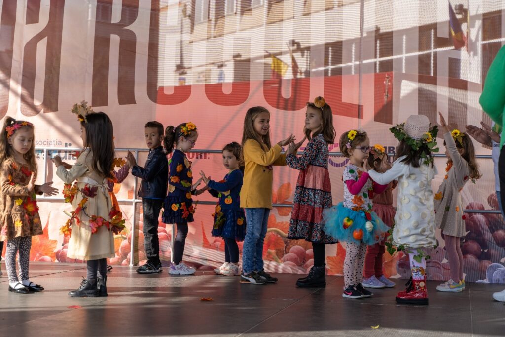 Produse locale și tradiții, de Ziua Recoltei la Mediaș. Au participat mii de medieșeni (galerie foto) 8 produse locale și tradiții, de ziua recoltei la mediaș. au participat mii de medieșeni (galerie foto)