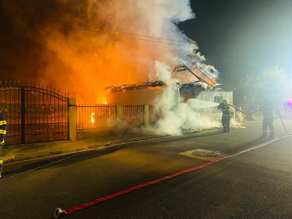 pompierii, în alertă la copșa mică: o casă este cuprinsă de flăcări (foto)