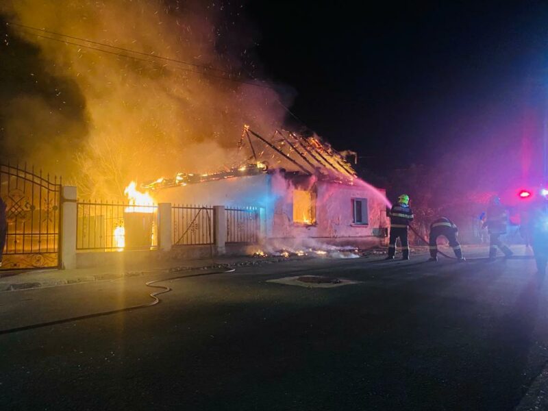 pompierii, în alertă la copșa mică: o casă este cuprinsă de flăcări (foto)