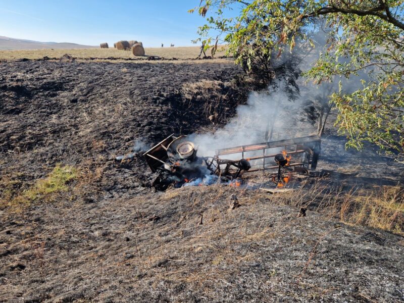 tractor mistuit de flăcări la șorostin