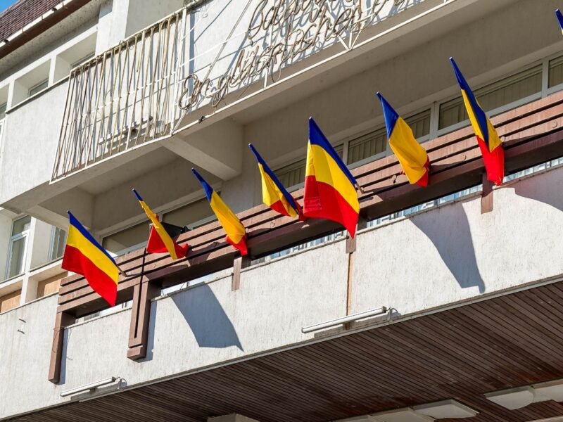 mediașul, pregătit de ziua națională: peste 600 de steaguri tricolore arborate în oraș