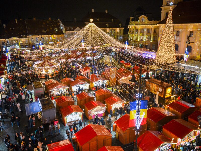 târgul de crăciun de la sibiu începe vineri – sute de căsuțe, roată panoramică, patinoar și carusel, printre atracții