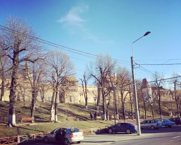 parcul „sub alee“ din mediaș, va fi modernizat cu noi aparate de joacă și de fitness (video)