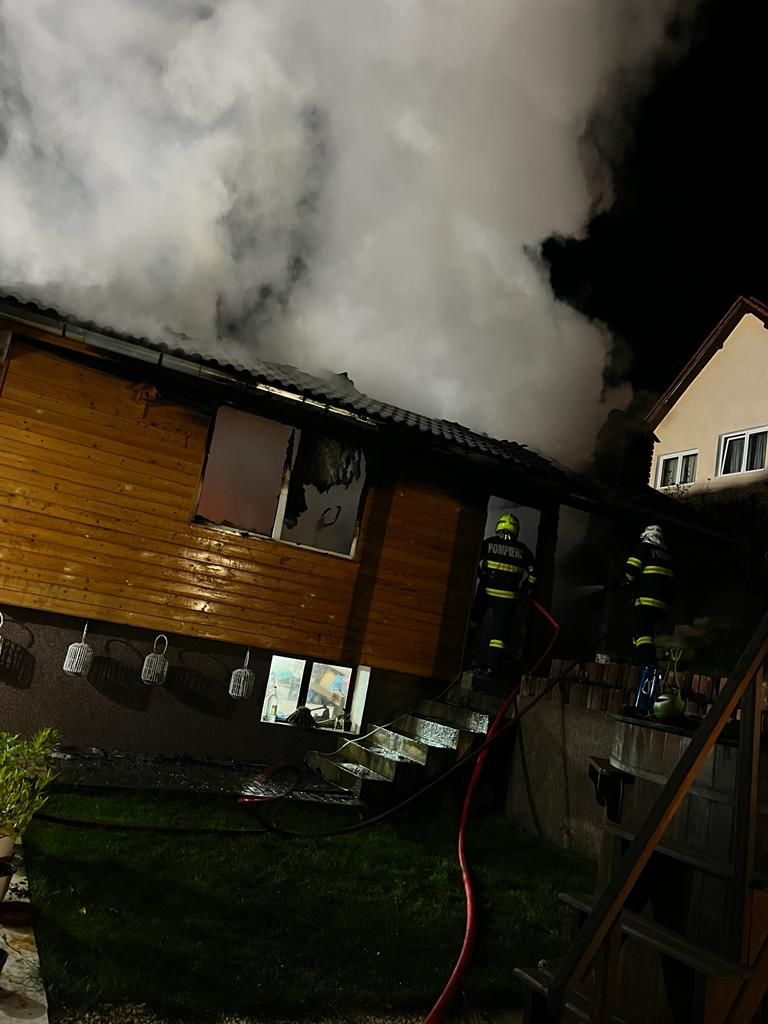 Incendiu devastator la o anexă gospodărească în Mediaș (foto) 5 incendiu devastator la o anexă gospodărească în mediaș (foto)