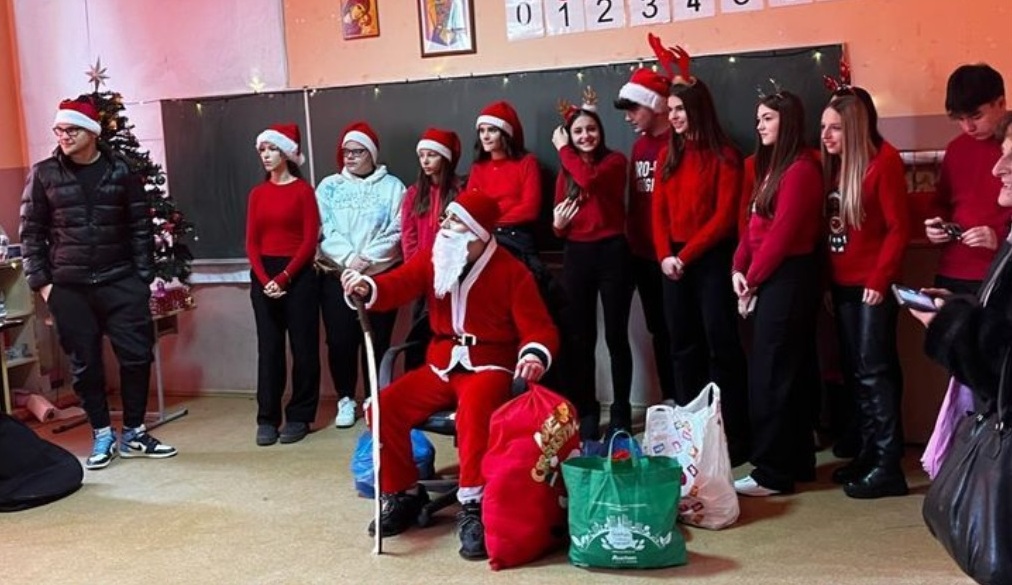 Copiii din Ațel au primit cadouri de Crăciun de la Leo Club Mediaș (foto) 5 copiii din ațel au primit cadouri de crăciun de la leo club mediaș (foto)