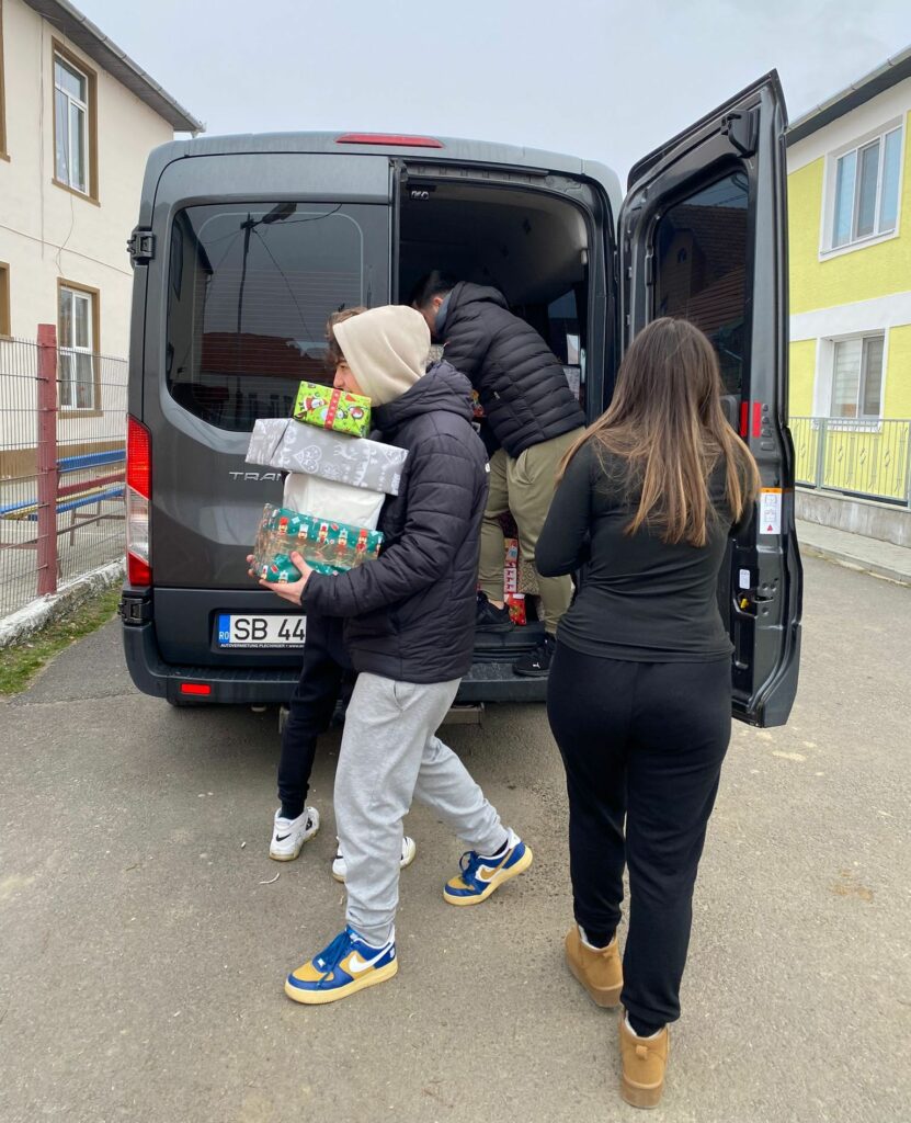 Liceeni axentiști au adus bucurie copiilor din comuna Axente Sever (foto) 2 liceeni axentiști au adus bucurie copiilor din comuna axente sever (foto)
