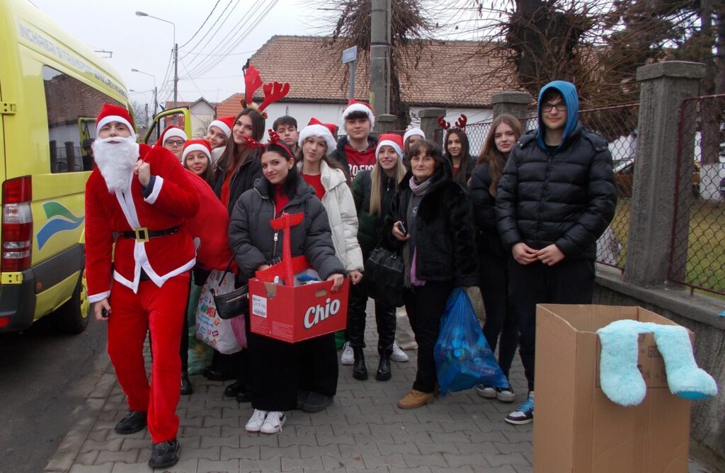 Copiii din Ațel au primit cadouri de Crăciun de la Leo Club Mediaș (foto) 4 copiii din ațel au primit cadouri de crăciun de la leo club mediaș (foto)