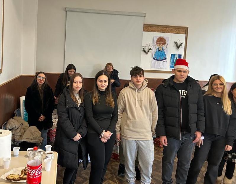 Liceeni axentiști au adus bucurie copiilor din comuna Axente Sever (foto) 11 liceeni axentiști au adus bucurie copiilor din comuna axente sever (foto)