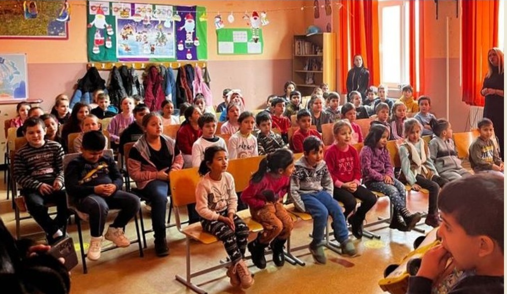 Copiii din Ațel au primit cadouri de Crăciun de la Leo Club Mediaș (foto) 6 copiii din ațel au primit cadouri de crăciun de la leo club mediaș (foto)