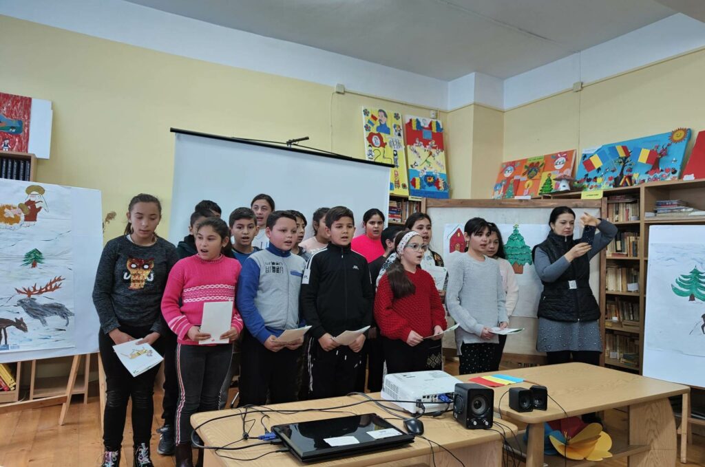 Liceeni axentiști au adus bucurie copiilor din comuna Axente Sever (foto) 10 liceeni axentiști au adus bucurie copiilor din comuna axente sever (foto)