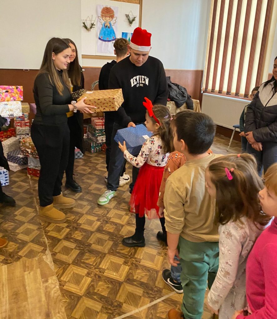 Liceeni axentiști au adus bucurie copiilor din comuna Axente Sever (foto) 4 liceeni axentiști au adus bucurie copiilor din comuna axente sever (foto)