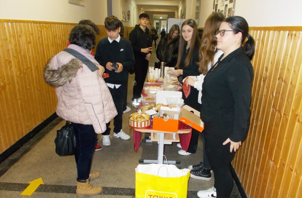 Copiii din Ațel au primit cadouri de Crăciun de la Leo Club Mediaș (foto) 3 copiii din ațel au primit cadouri de crăciun de la leo club mediaș (foto)