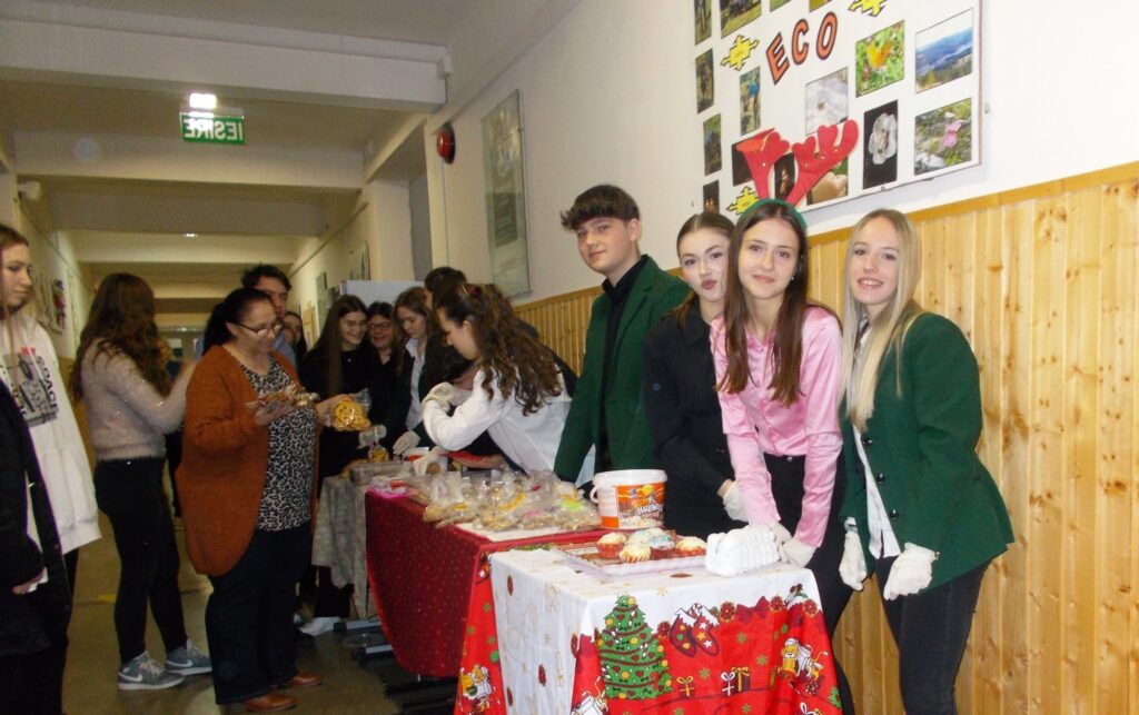 Copiii din Ațel au primit cadouri de Crăciun de la Leo Club Mediaș (foto) 2 copiii din ațel au primit cadouri de crăciun de la leo club mediaș (foto)
