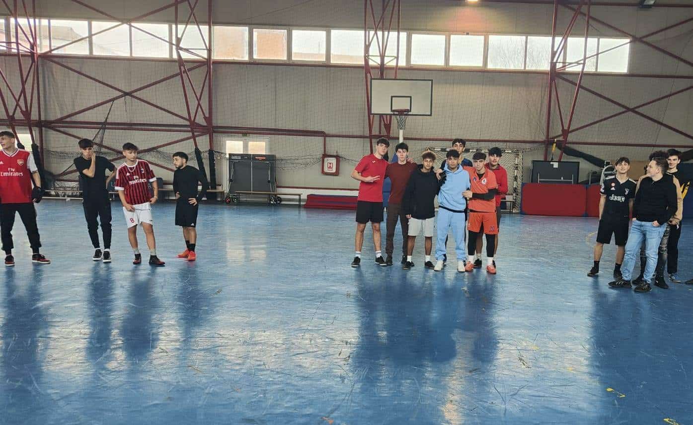 Campionatul de fotbal pe clase la liceul ”Axente Sever”: ” Suntem mulțumiți de reușita acestor activități extrașcolare” (foto) 4 campionatul de fotbal pe clase la liceul ”axente sever”: ” suntem mulțumiți de reușita acestor activități extrașcolare” (foto)
