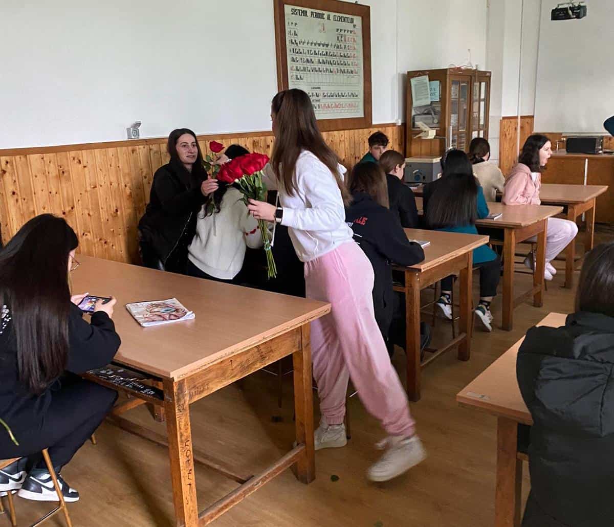 o floare pentru fiecare: dragoste la liceul ”axente sever” de ziua îndrăgostiților (foto)