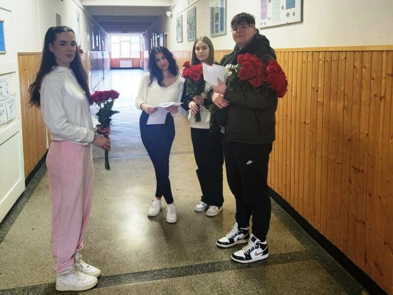 o floare pentru fiecare: dragoste la liceul ”axente sever” de ziua îndrăgostiților (foto)