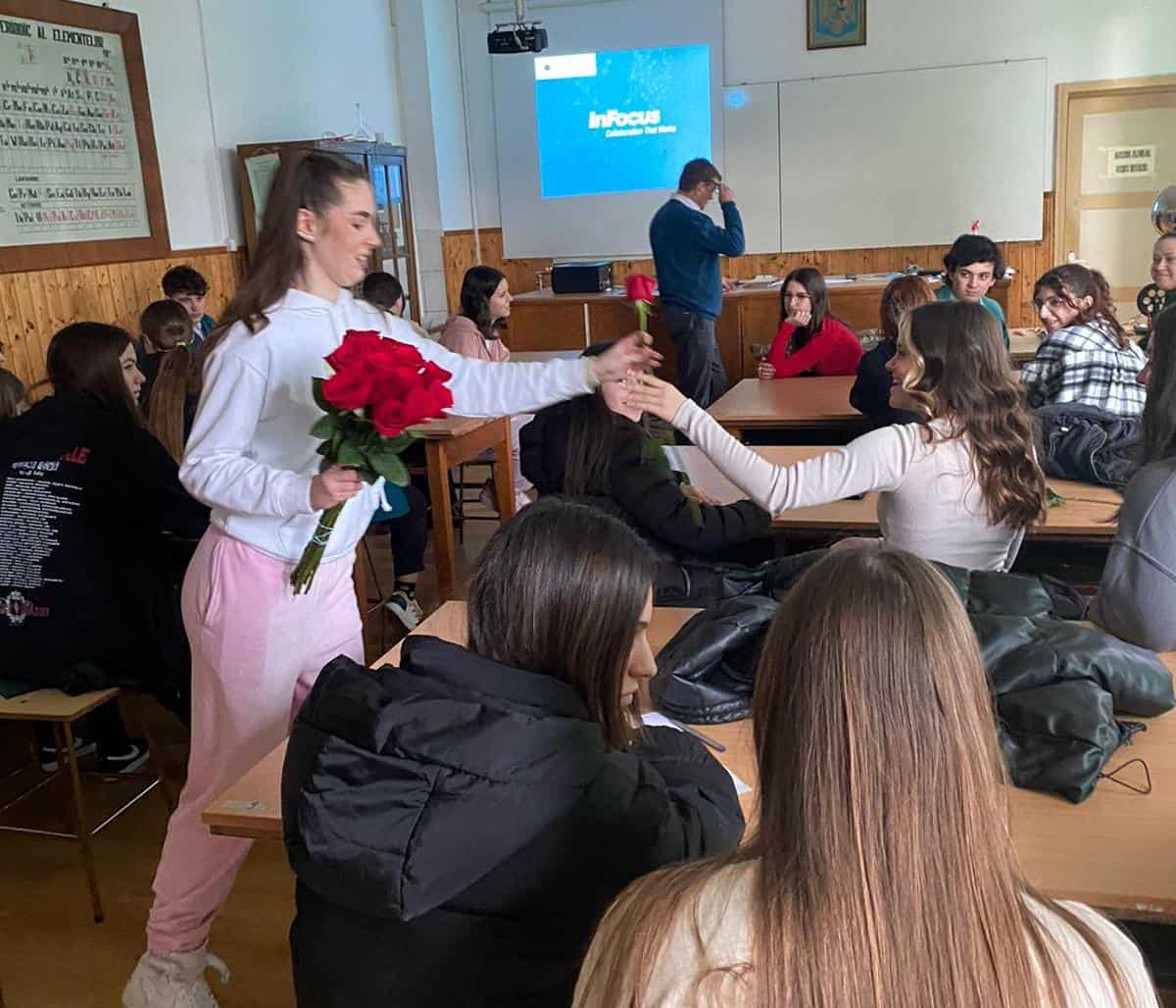 O floare pentru fiecare: Dragoste la liceul ”Axente Sever” de Ziua Îndrăgostiților (foto) 4 o floare pentru fiecare: dragoste la liceul ”axente sever” de ziua îndrăgostiților (foto)