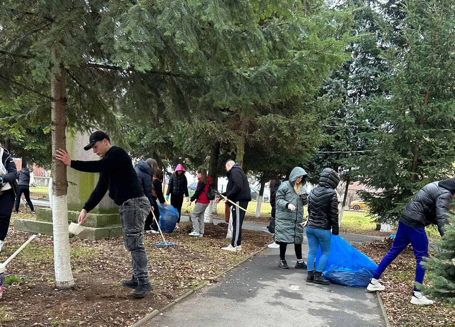 Elevii de la ”Axente Sever” au plantat zeci de flori și magnolii în curtea liceului (foto) 4 elevii de la ”axente sever” au plantat zeci de flori și magnolii în curtea liceului (foto)