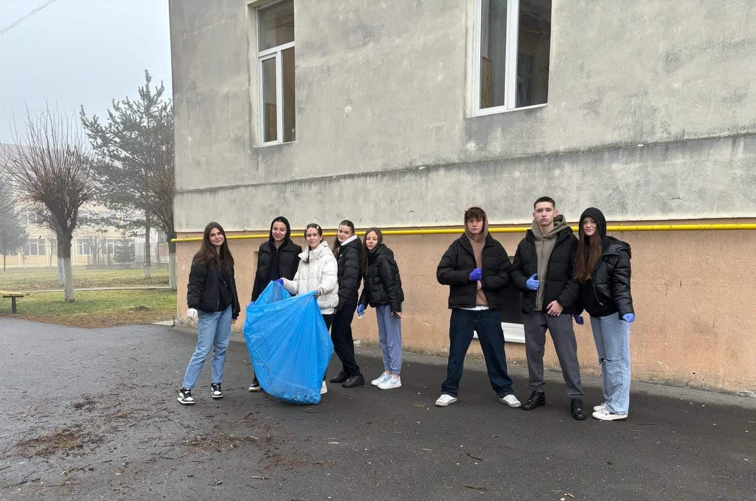 Elevii de la ”Axente Sever” au plantat zeci de flori și magnolii în curtea liceului (foto) 10 elevii de la ”axente sever” au plantat zeci de flori și magnolii în curtea liceului (foto)