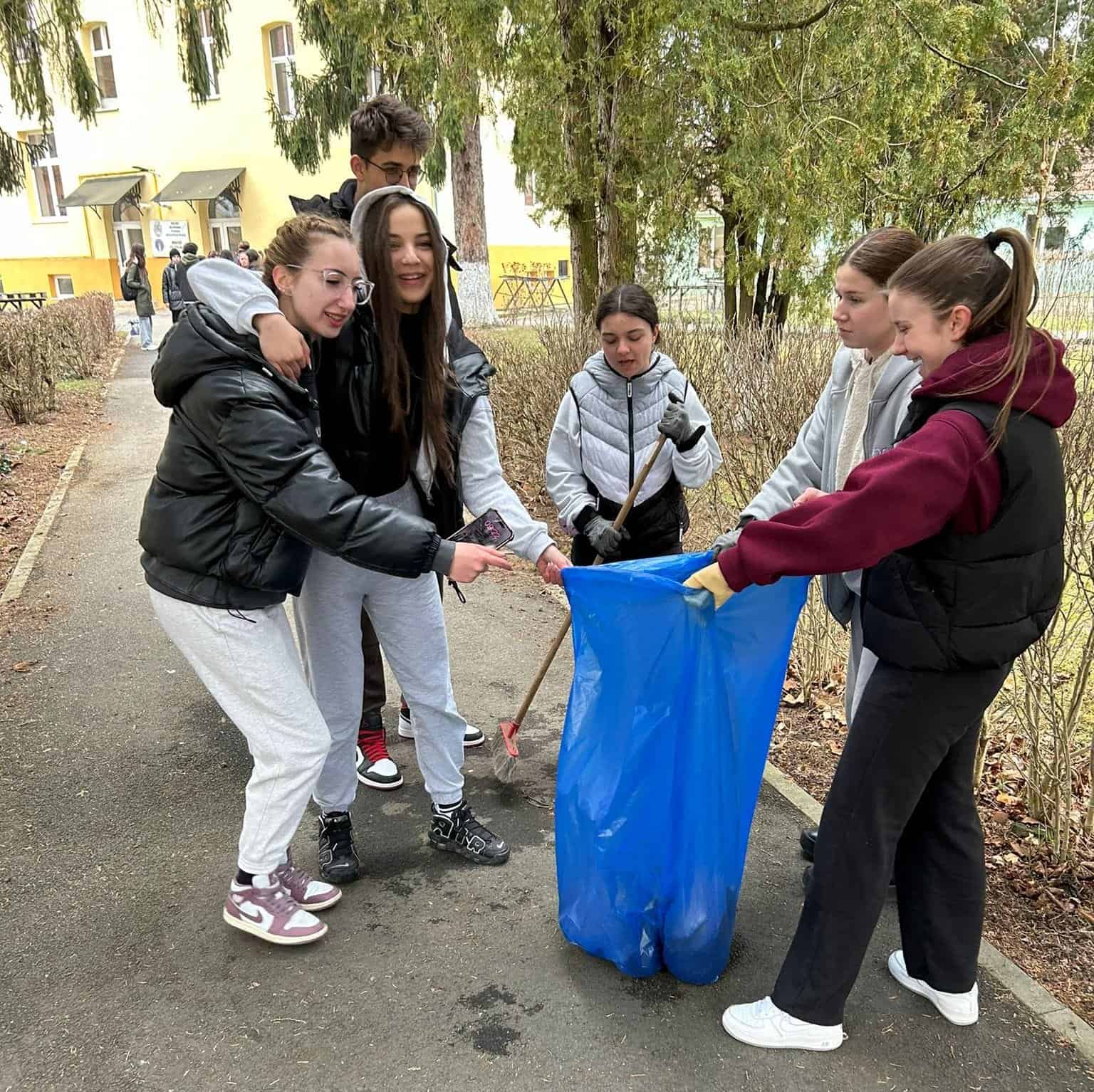 Elevii de la ”Axente Sever” au plantat zeci de flori și magnolii în curtea liceului (foto) 7 elevii de la ”axente sever” au plantat zeci de flori și magnolii în curtea liceului (foto)