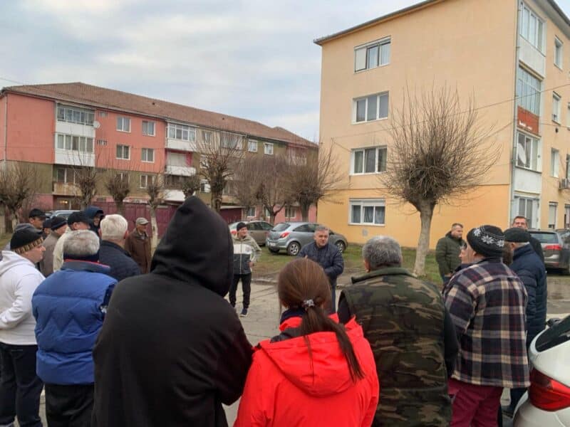 întâlnire cu locuitorii de pe strada buziaș. primarul gheorghe roman le-a prezentat programul de investiții