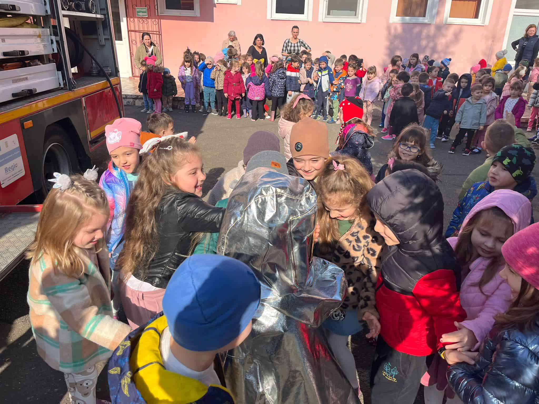 ziua protecției civile. o experiență memorabilă pentru preșcolarii de la ”dumbrava minunată” (foto)
