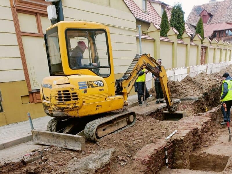 echipa de arheologi la lucru în mediaș: o construcție veche descoperită la săpăturile din în zona străzii petru rareș