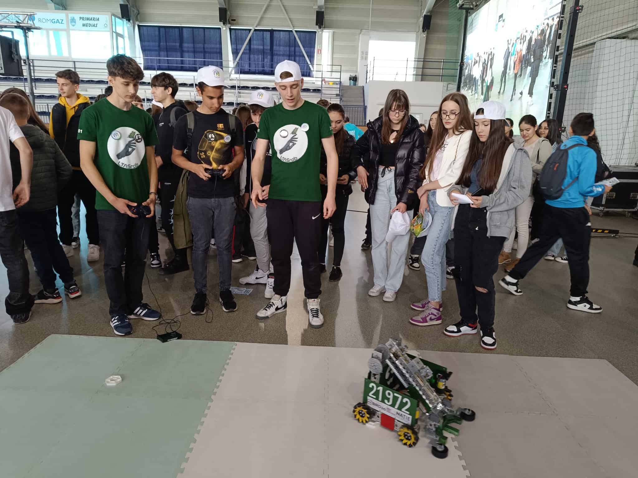 Elevii din Mediaș pasionați de robotică au uimit publicul cu roboții construiți și meciurile demonstrative 3 elevii din mediaș pasionați de robotică au uimit publicul cu roboții construiți și meciurile demonstrative