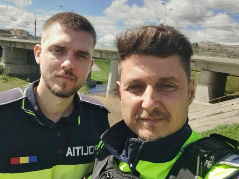 doi polițiști din mediaș au salvat un bătrânel de la înec. plutea în derivă în târnava mare