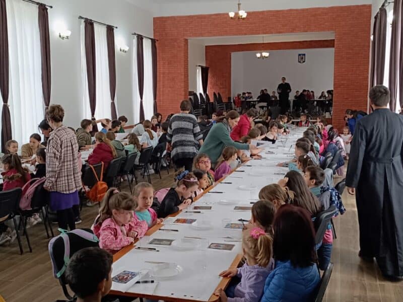 peste 130 de copii au pictat icoane pe sticlă la agârbiciu (foto)