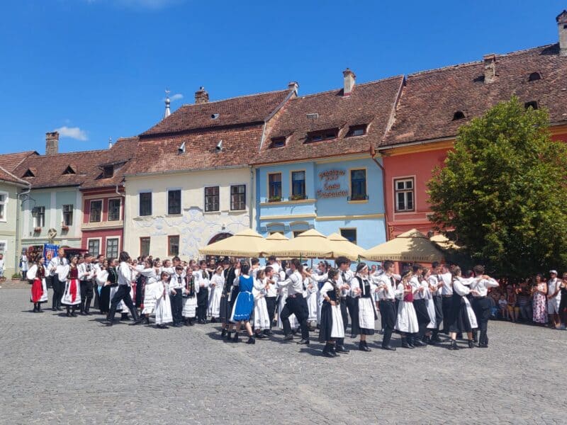 paradă și dansuri săsești în piața cetății din sighișoara (foto)