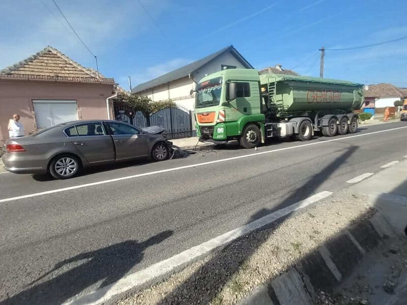 accident în copșa mică provocat de un șofer străin, doi răniți (foto)