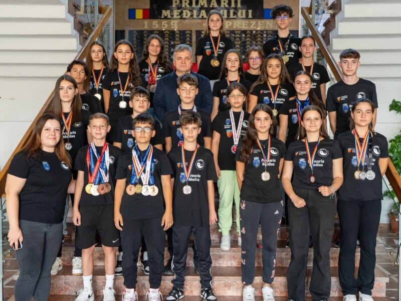 sportivii clubului ippon mediaș au fost invitați la sediul primăriei mediaș datorită performanțelor remarcabile obținute în cupa româniei (foto)